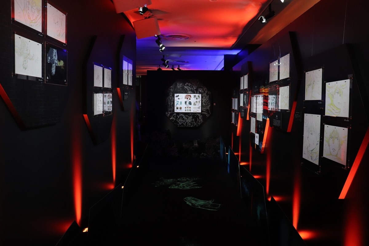 等身大の五条悟がお出迎え！　アニメ『呪術廻戦』展、前期の全貌に迫る