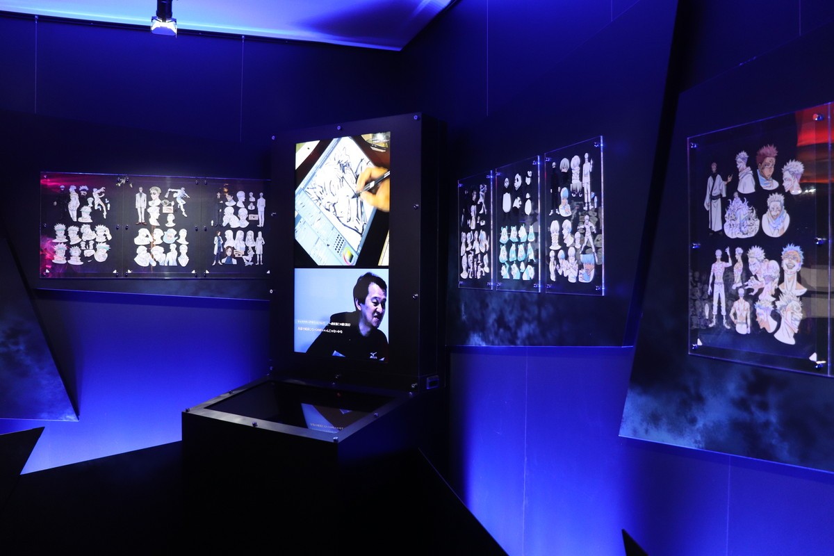 等身大の五条悟がお出迎え！　アニメ『呪術廻戦』展、前期の全貌に迫る