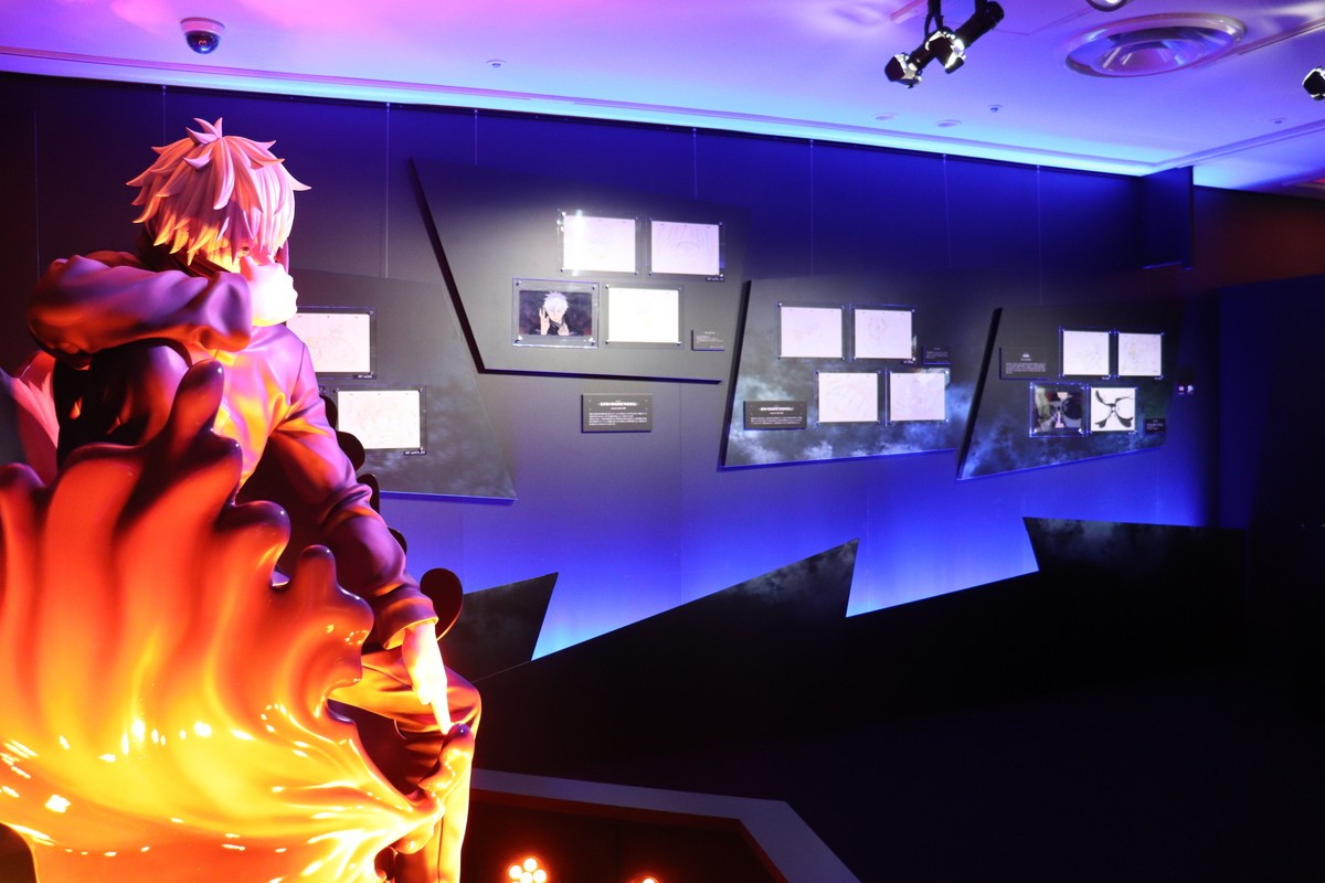 等身大の五条悟がお出迎え！　アニメ『呪術廻戦』展、前期の全貌に迫る