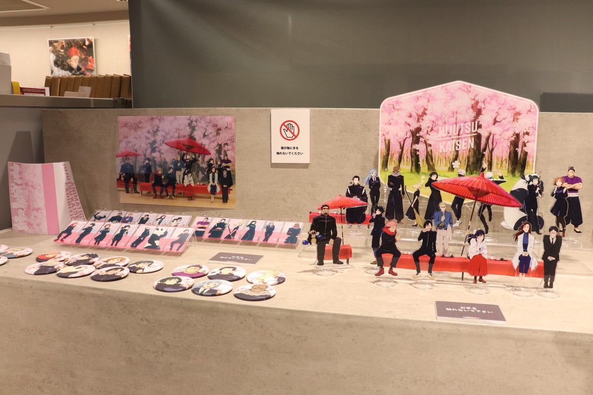等身大の五条悟がお出迎え！　アニメ『呪術廻戦』展、前期の全貌に迫る