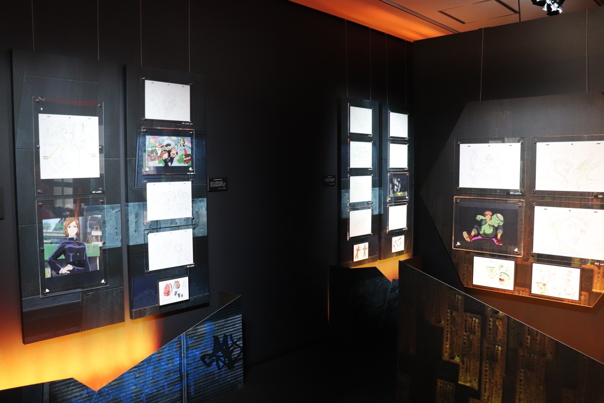 等身大の五条悟がお出迎え！　アニメ『呪術廻戦』展、前期の全貌に迫る