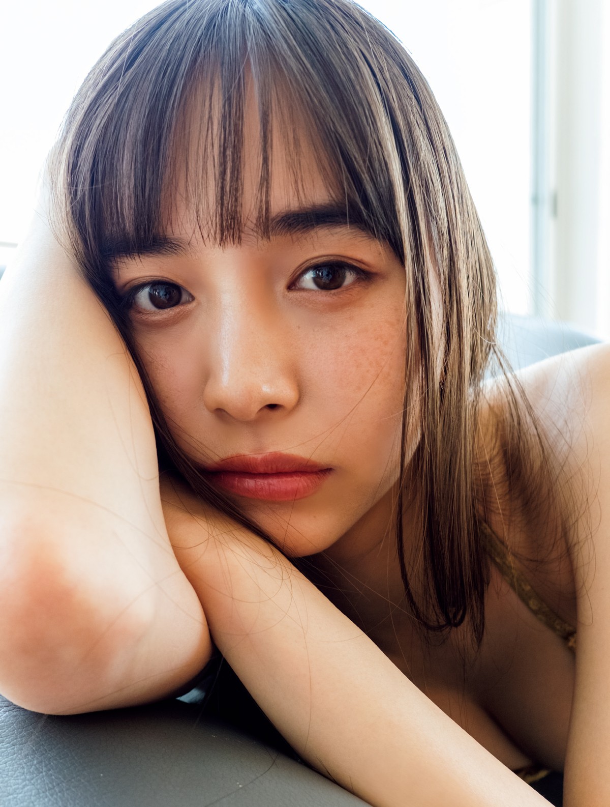 井桁弘恵24歳、アンニュイな表情が魅力的　透明感あふれるグラビア