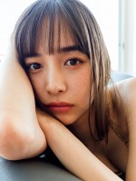【写真】井桁弘恵、アンニュイな表情が魅力的　透明感あふれるグラビア