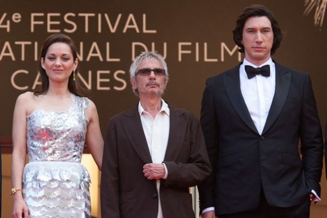 第74回カンヌ国際映画祭レッドカーペットに登場した（左から）マリオン・コティヤール、レオス・カラックス監督、アダム・ドライバー