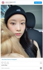 少し日焼けした重盛さと美　ニット＆ノースリーブ姿がかわいい　※「重盛さと美」インスタグラム