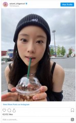 少し日焼けした重盛さと美　ニット＆ノースリーブ姿がかわいい　※「重盛さと美」インスタグラム