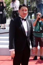第74回カンヌ国際映画祭レッドカーペットに登場した濱口竜介監督