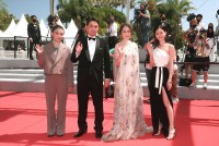 第74回カンヌ国際映画祭レッドカーペットに登場した（左から）三浦透子、濱口竜介監督、霧島れいか、ソニア・ユアン
