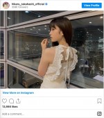 美しい背中を見せる高橋ひかる　※「高橋ひかる」インスタグラム