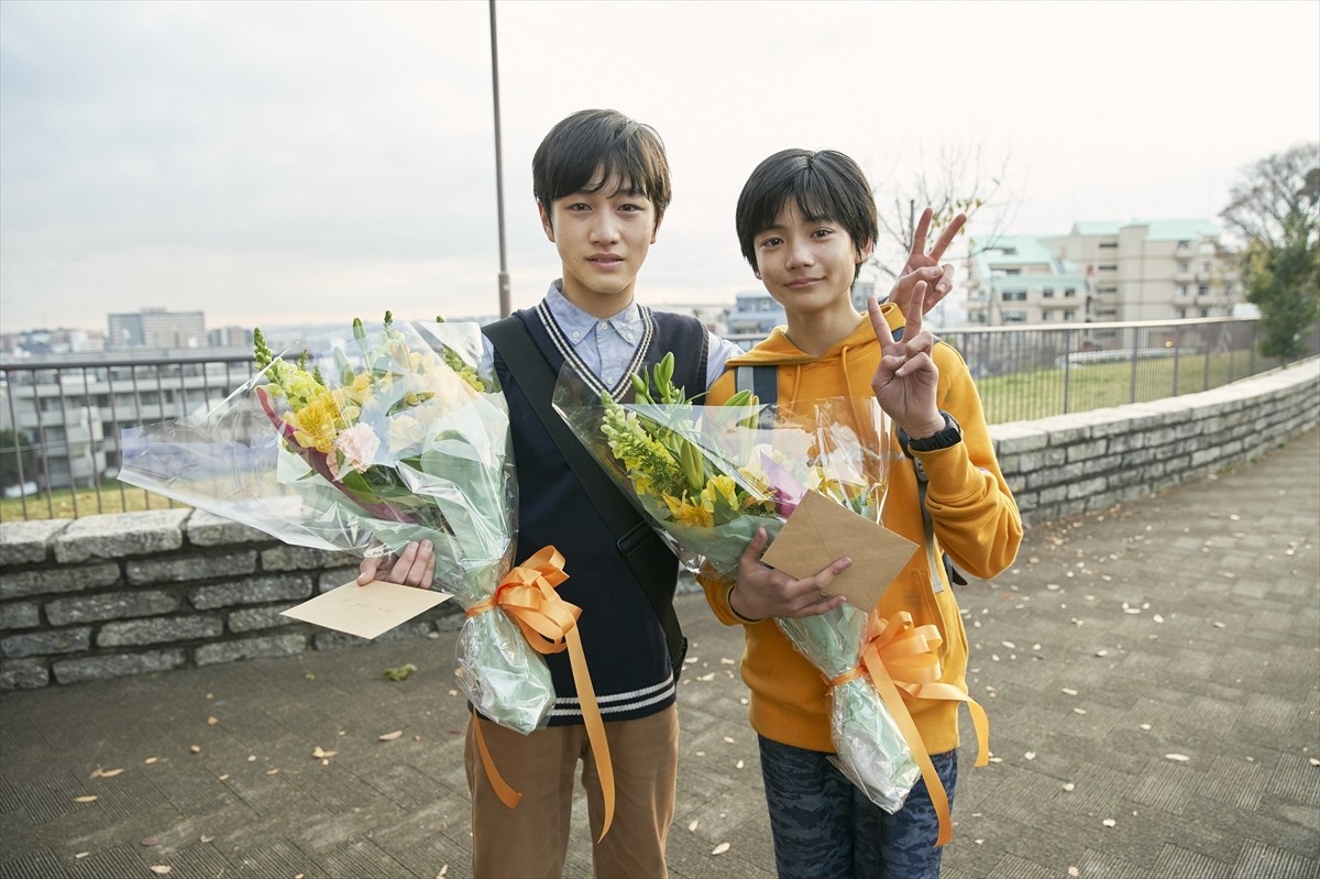 映画『都会のトム&ソーヤ』クランクアップを迎えた(左から)酒井大地、城桧吏