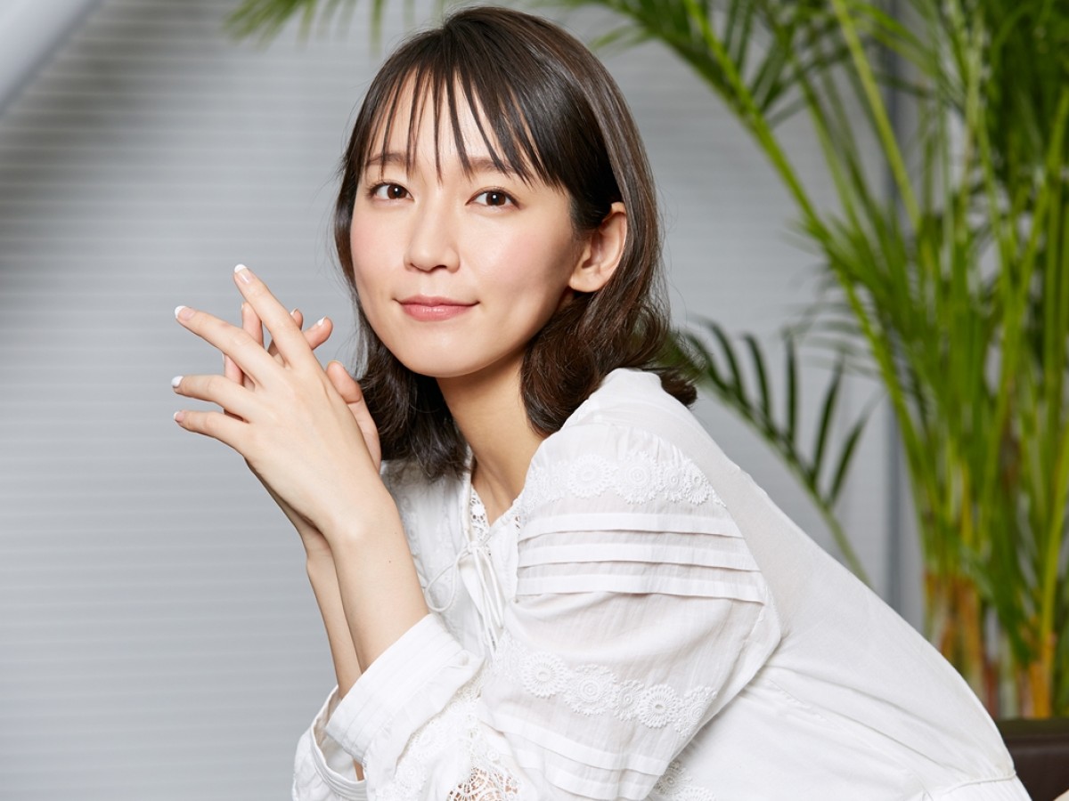 吉岡里帆、超エビ反りポーズに驚きの声　「柔軟性半端ない」「体勢どうなってんの？」