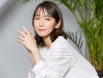 【写真】吉岡里帆、デコ出しメガネ　プライベート感あふれる姿にファン「ラフな格好でもかわいい」