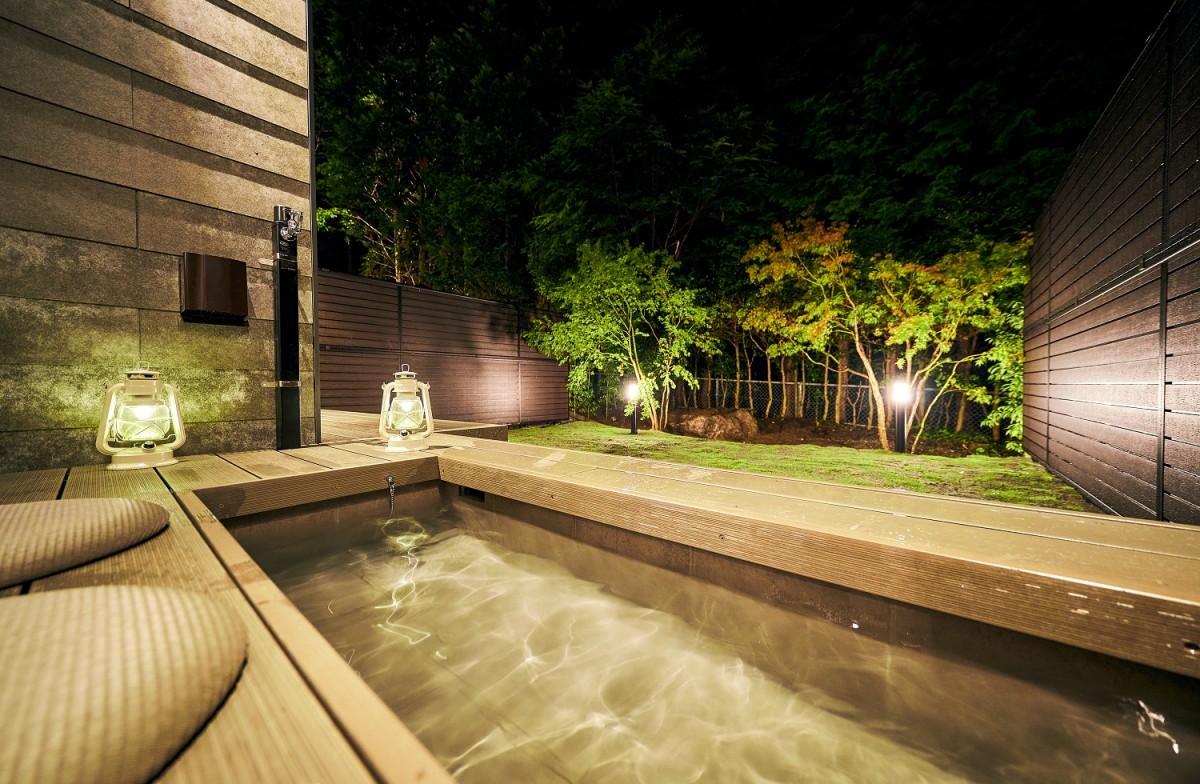 「楽天市場」の人気家電も試せる！　箱根に天然温泉＆足湯付き宿泊施設オープン
