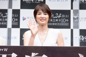 ドラマ『黒鳥の湖』完成報告会に登場した吉瀬美智子