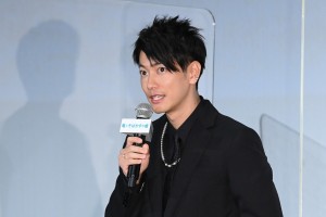 映画『竜とそばかすの姫』初日舞台あいさつに登場した佐藤健