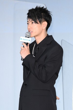 映画『竜とそばかすの姫』初日舞台あいさつに登場した佐藤健