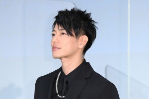 映画『竜とそばかすの姫』初日舞台あいさつに登場した佐藤健