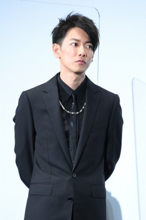 映画『竜とそばかすの姫』初日舞台あいさつに登場した佐藤健