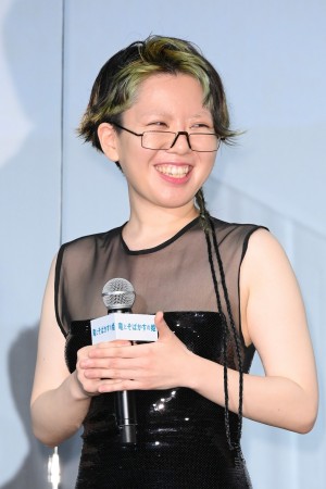映画『竜とそばかすの姫』初日舞台あいさつに登場した中村佳穂