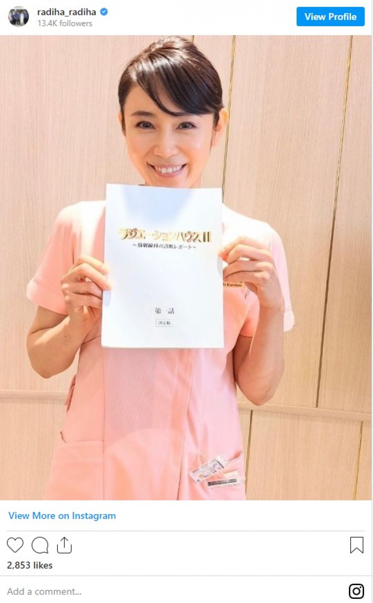 本田翼＆鈴木伸之、白衣姿で笑顔＆ピース披露に「お二人共、素敵すぎ」