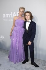 「amfAR」ガラに登場したシャロン・ストーン＆息子ローアン