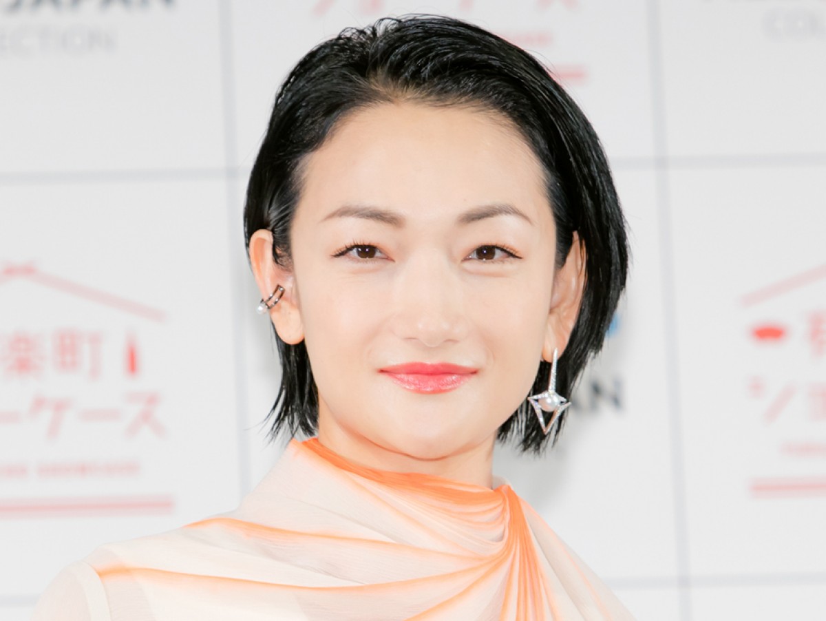 冨永愛、GUCCI衣装まとったショット　さすがの着こなしにファン感動「超かっこいい!!」