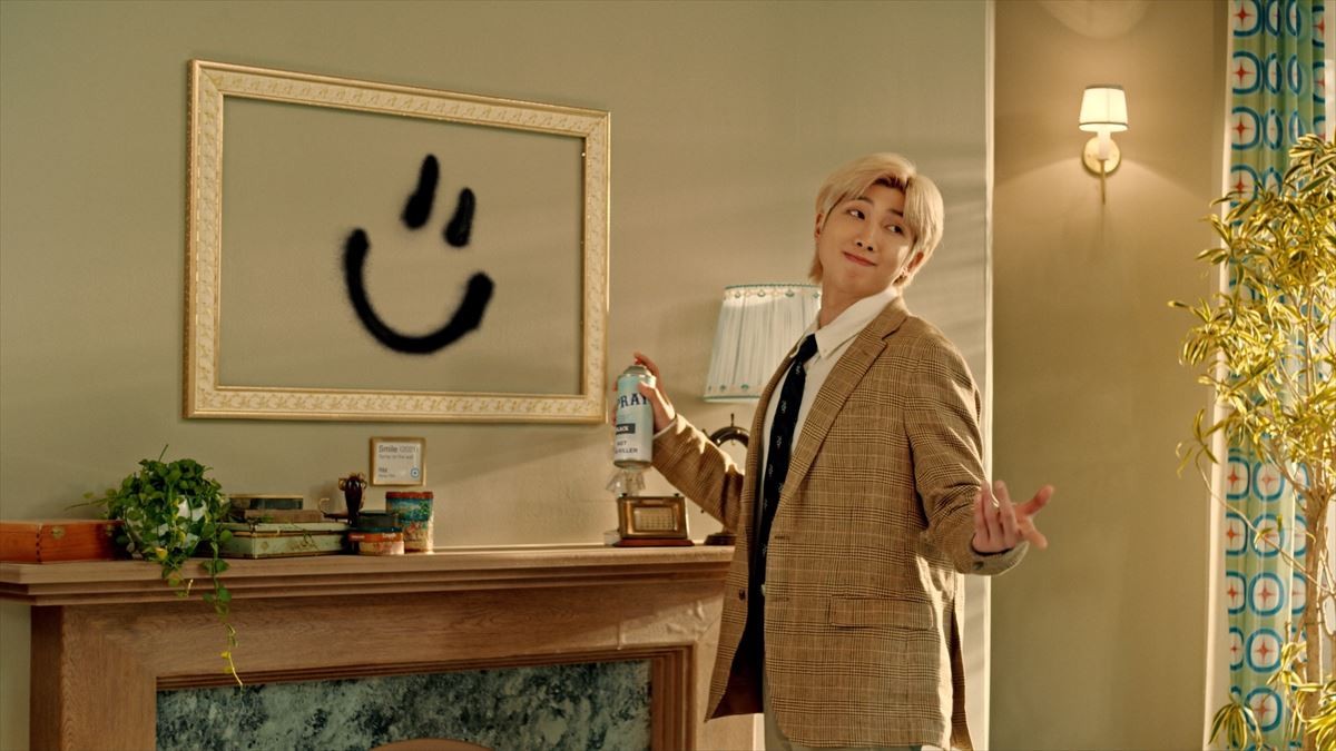 BTSが魔法でスマイルを生み出す7人兄弟に！　シットコム仕立ての新CM全5篇登場