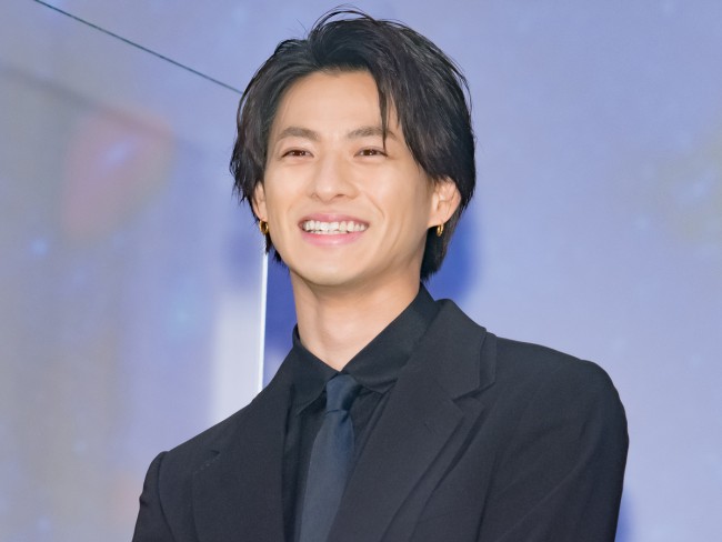 映画『かぐや様は告らせたい ~天才たちの恋愛頭脳戦~ ファイナル』完成披露舞台あいさつに登場したKing & Prince・平野紫耀