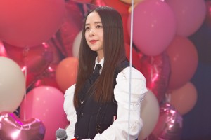 映画『かぐや様は告らせたい ～天才たちの恋愛頭脳戦～ ファイナル』完成披露舞台あいさつに登場した堀田真由