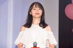 映画『かぐや様は告らせたい ～天才たちの恋愛頭脳戦～ ファイナル』完成披露舞台あいさつに登場した日向坂46・影山優佳