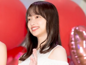 映画『かぐや様は告らせたい ～天才たちの恋愛頭脳戦～ ファイナル』完成披露舞台あいさつに登場した日向坂46・影山優佳