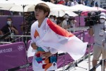 【写真】スケボー金メダル・堀米雄斗、自身の巨大ポスターと“2ショット”に反響