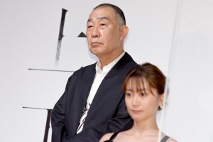 ドラマ『上下関係』完成披露発表会イベントに登場したでんでん