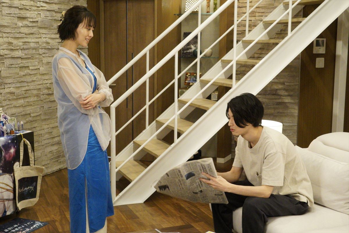 『推しの王子様』第3話　“泉美”比嘉愛未、専門用語に苦戦する“航”渡邊圭祐を手助け