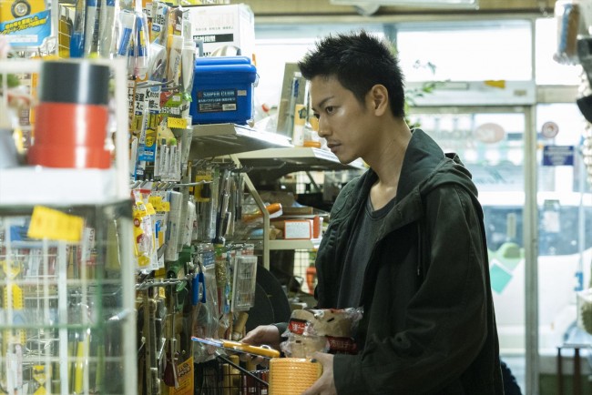 写真）佐藤健、短髪で容疑者役を熱演 『護られなかった者たちへ』鋭い