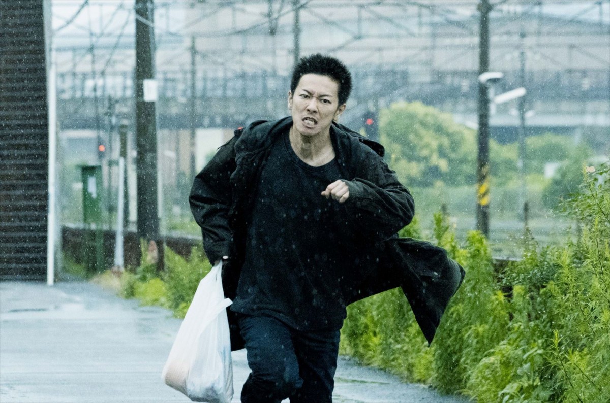 佐藤健、短髪で容疑者役を熱演　『護られなかった者たちへ』鋭い目つき・険しい表情の新場面カット