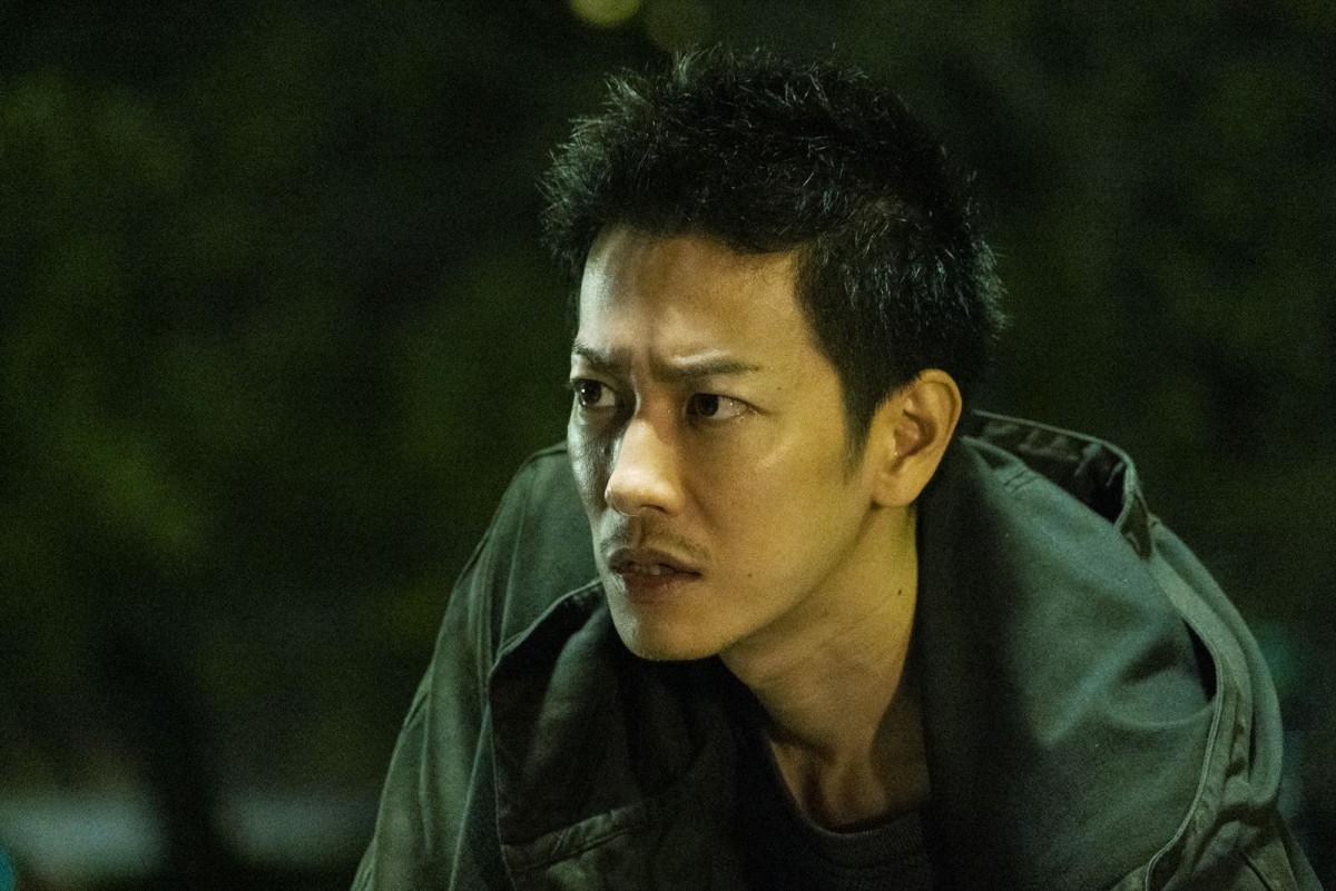 佐藤健、短髪で容疑者役を熱演　『護られなかった者たちへ』鋭い目つき・険しい表情の新場面カット