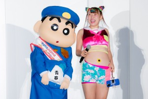 『映画クレヨンしんちゃん 謎メキ！花の天カス学園』公開初日舞台あいさつに登場したフワちゃん