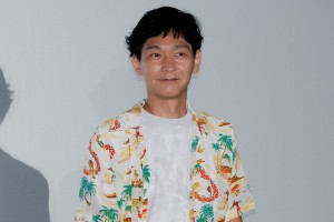 『映画クレヨンしんちゃん 謎メキ！花の天カス学園』公開初日舞台あいさつに登場した高橋渉監督