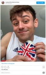 トーマス・デーリー、お手製のメダルポーチを披露　※「madewithlovebytomdaley」インスタグラム