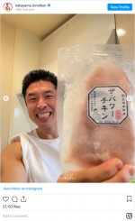 大会前に腹筋がバキバキに仕上がっているなかやまきんに君　※「なかやまきんに君」インスタグラム