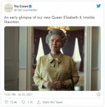 イメルダ・スタウントン演じるエリザベス女王のファーストルック　※『ザ・クラウン』公式ツイッター