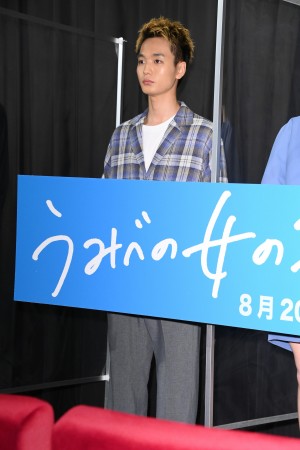 映画『うみべの女の子』公開記念舞台あいさつに登場した青木柚