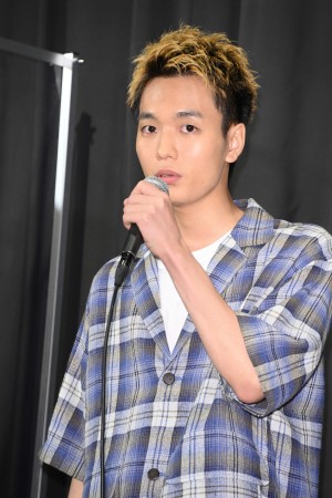 映画『うみべの女の子』公開記念舞台あいさつに登場した青木柚