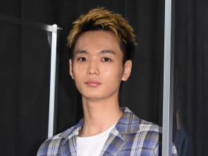 映画『うみべの女の子』公開記念舞台あいさつに登場した青木柚