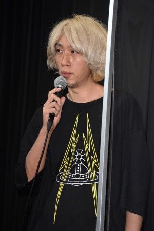 映画『うみべの女の子』公開記念舞台あいさつに登場した原作者・浅野いにお