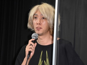 映画『うみべの女の子』公開記念舞台あいさつに登場した原作者・浅野いにお