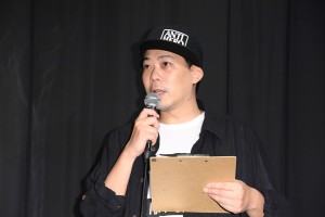 映画『うみべの女の子』公開記念舞台あいさつに登場したウエダアツシ監督