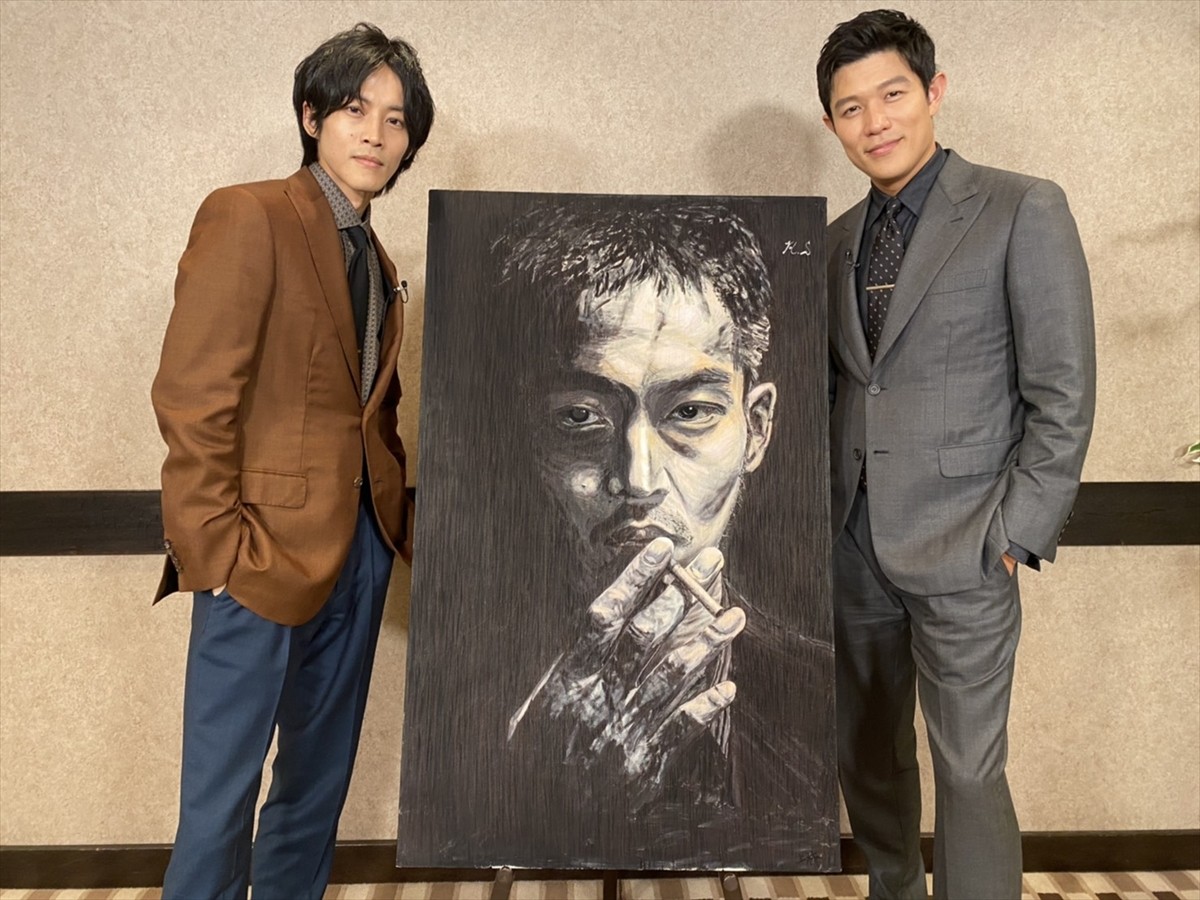 松坂桃李、鈴木亮平が描いた“日岡”の肖像画に大感激 『孤狼の血 LEVEL2』入場者特典に
