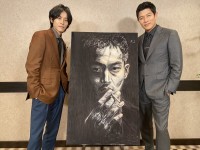 映画『孤狼の血 LEVEL2』“日岡”の肖像画を囲む（左から）松坂桃李、鈴木亮平